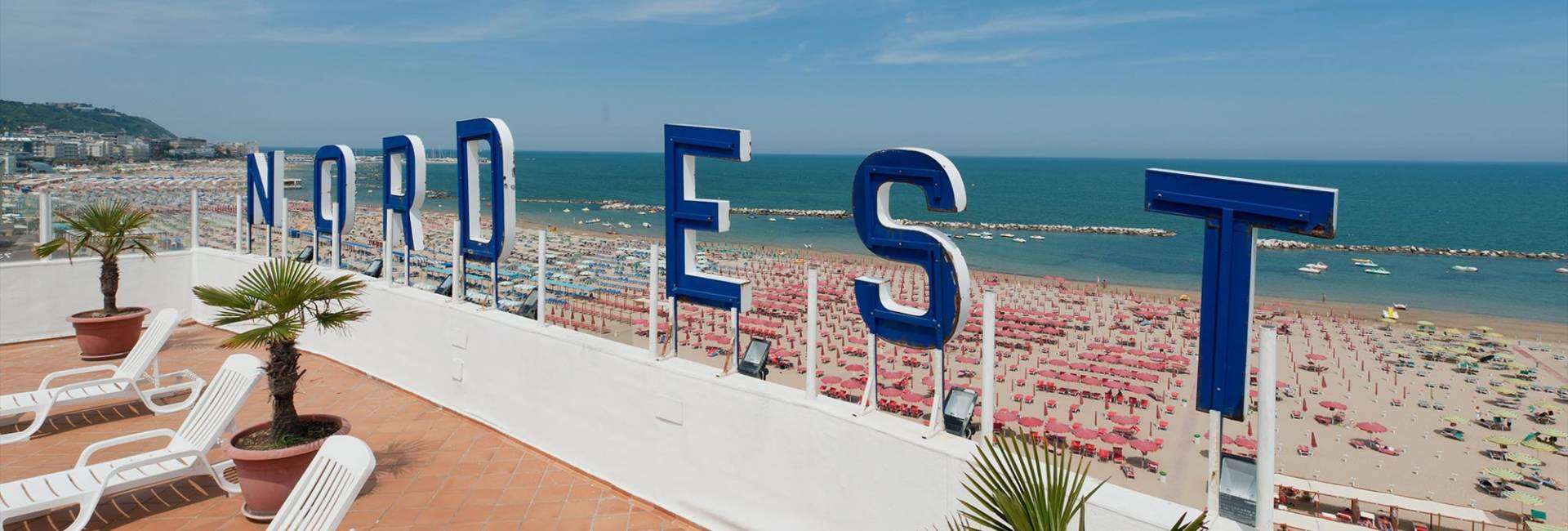 A PIEDI SCALZI DALL'HOTEL ALLA SPIAGGIA...